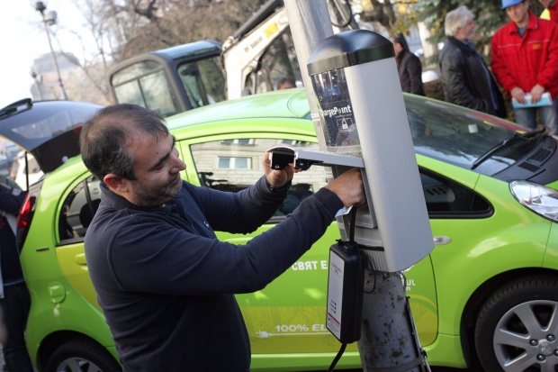 Добрев открива осмата зарядна станция за електромобили в София